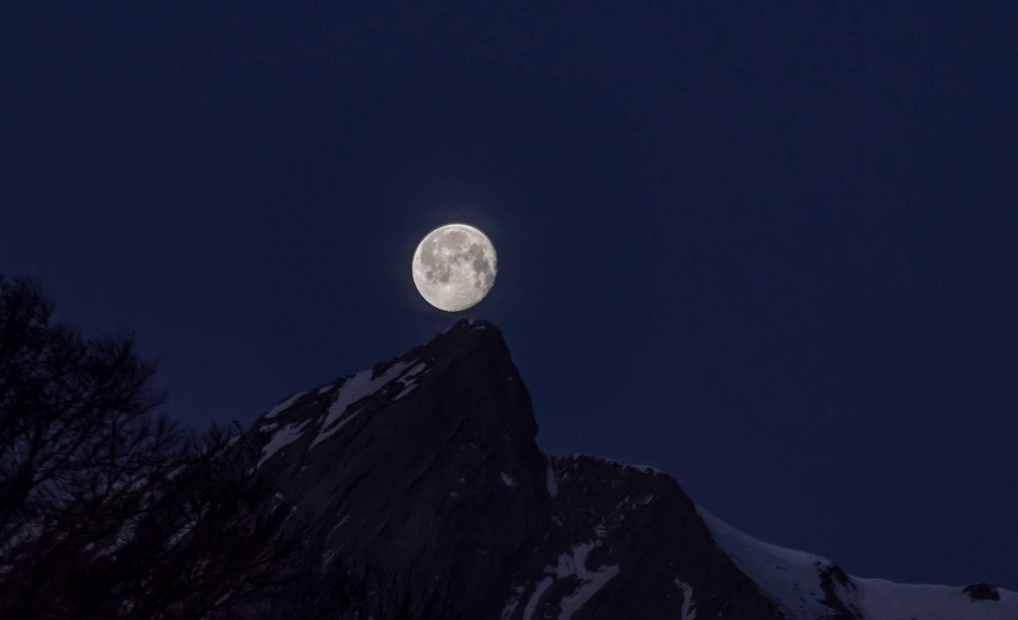 La lune sur la pointe de la montagne